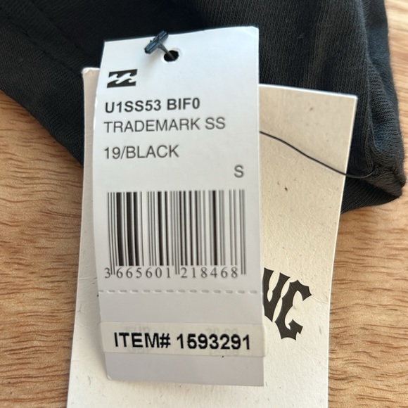 Brand is Billabong - Picture 9 of 10